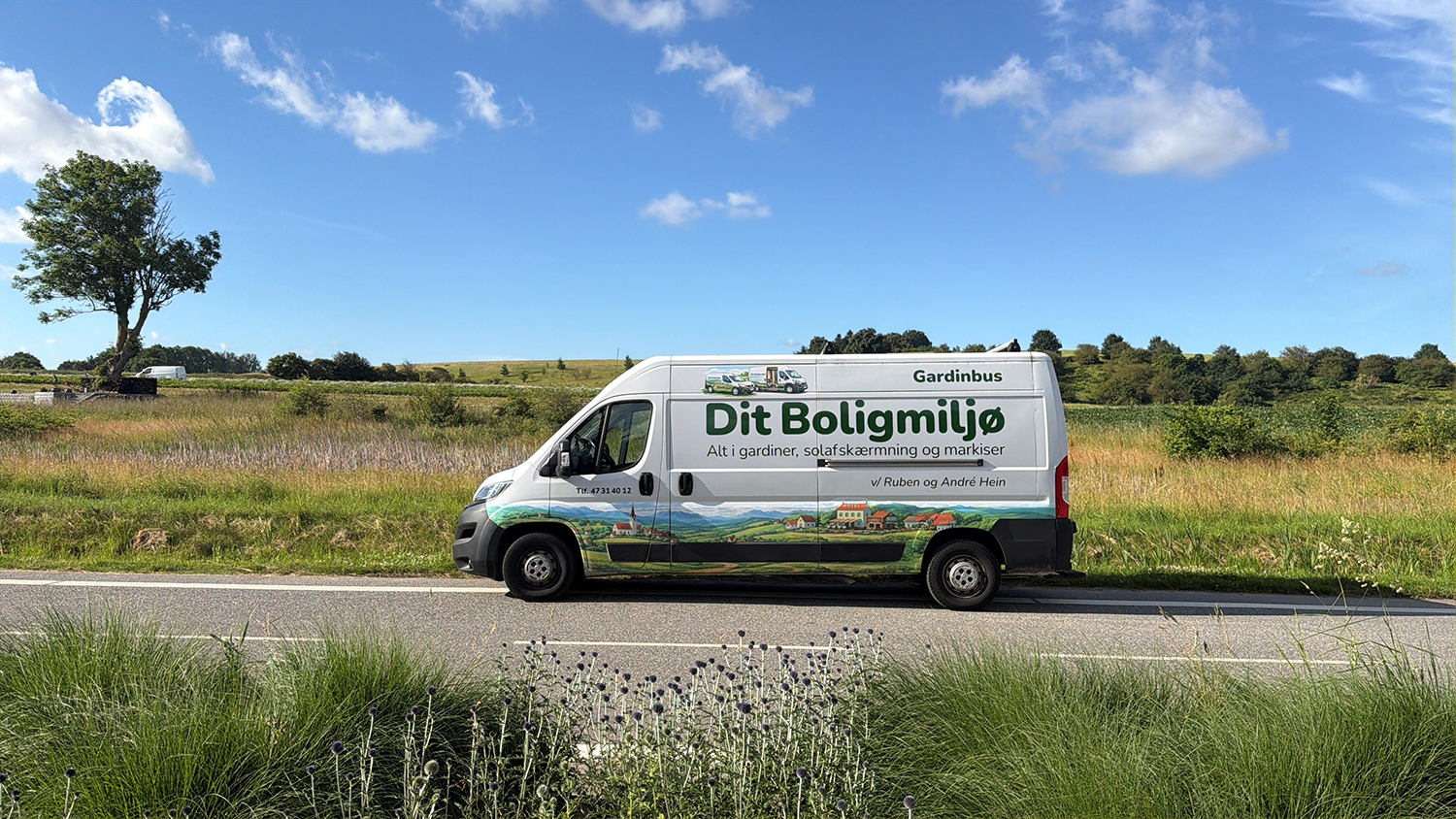 Dit Boligmiljøs gardinbus holder på en vej i det nordsjællandske landskab